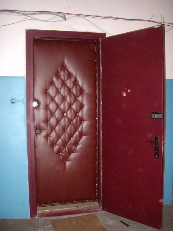 Замена обшивки входной металлической двери, чем обить полотно изнутри .
